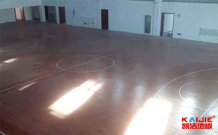 籃球場木地板應該用什么擦拭