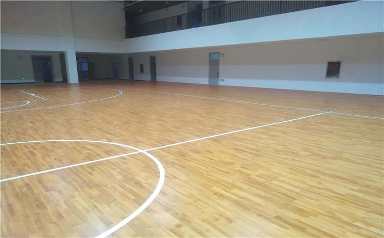 山東菏澤小學(xué)室內(nèi)籃球場木地板